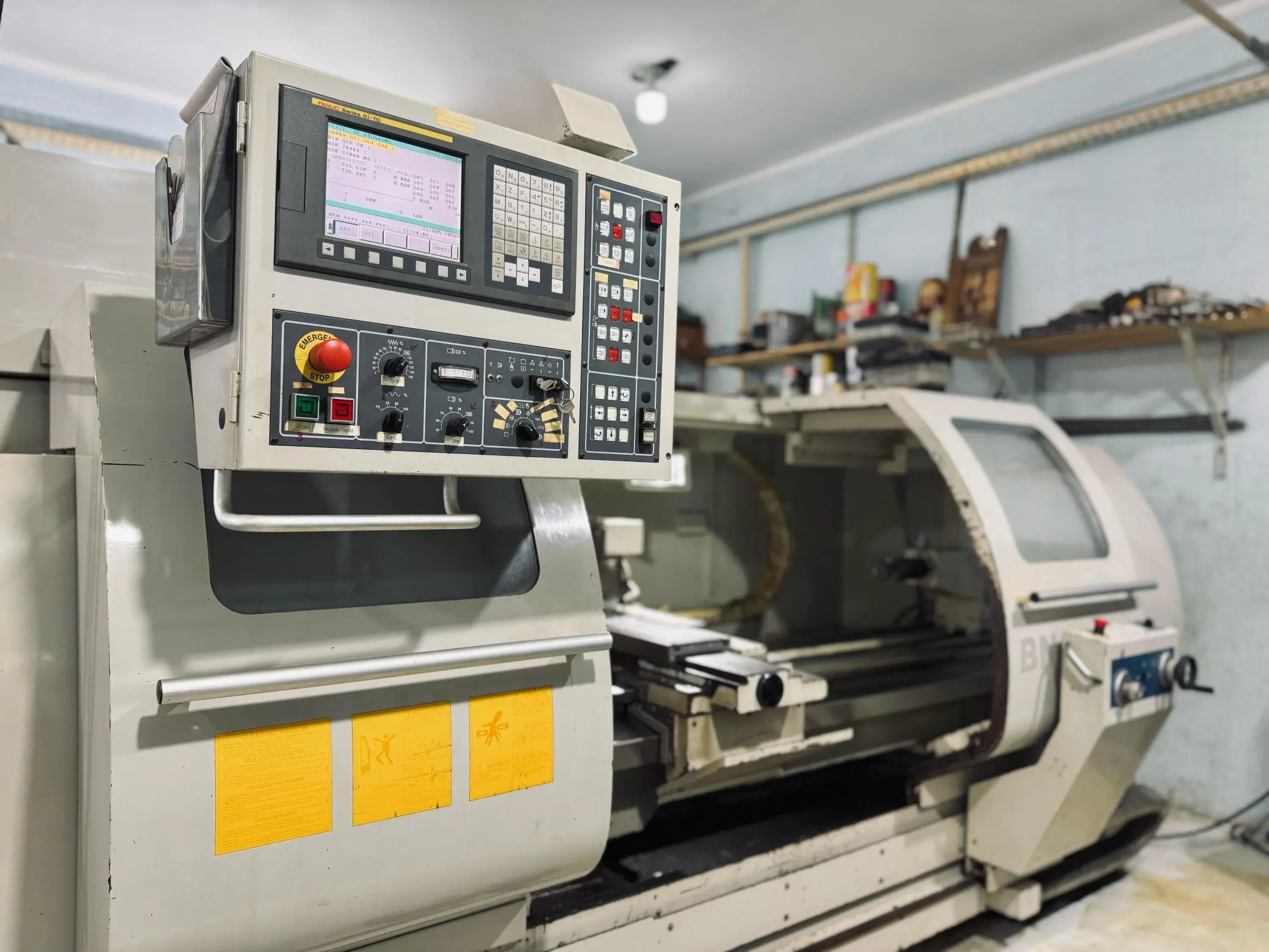 torno CNC usinando eixo em aço em Jundiaí